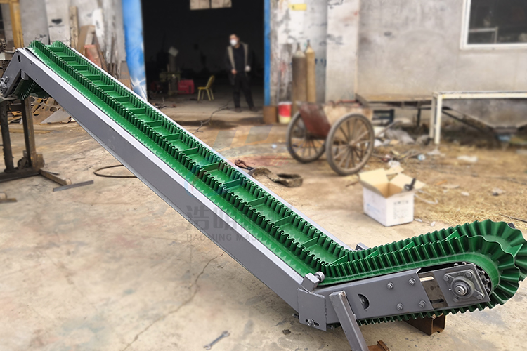 大倾角皮带输送机